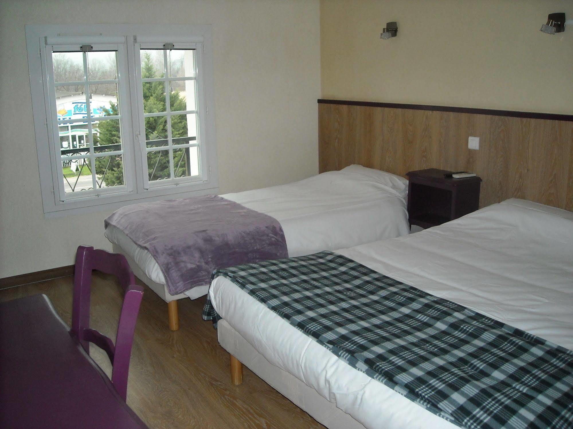 Hotel Ecusson Saint-Hilaire-de-Brethmas Экстерьер фото